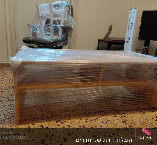 רהיטים עטופים בניילון למעבר דירה
